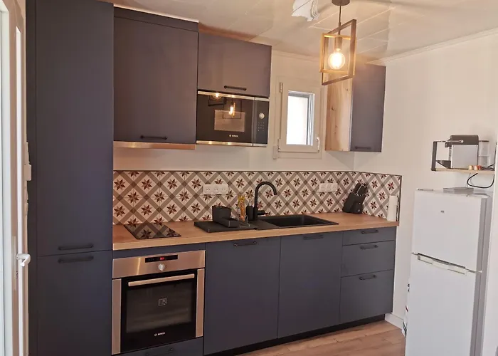 Hébergement de vacances Charmante Maison Du Village à *